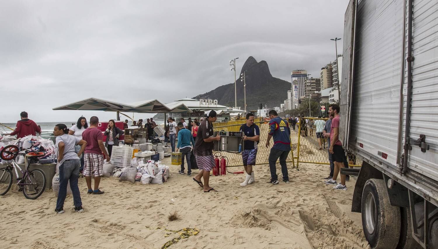 Areia cobriu o calçadão, ciclovia e a avenida Delfim Moreira
