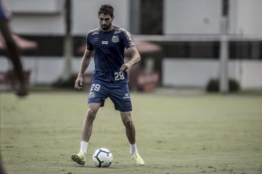 Brugge - O Brugge (BEL) acionou o Santos na Fifa pelo não pagamento pela compensação financeira prevista pelo Peixe na efetuação do empréstimo do zagueiro Luan Peres. A cobrança de 250 mil euros mais 12,5 mil euros foi acertada com o valor recebível do Ajax (HOL) pela transferência de Giovanni Manson ao clube holandês.