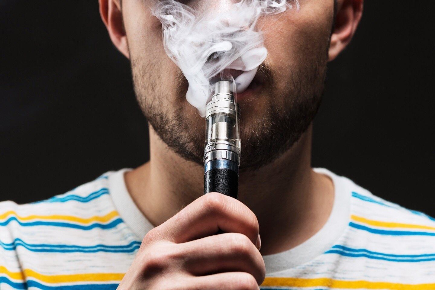 Jovens são o principal alvo da indústria que vende cigarros eletrônicos