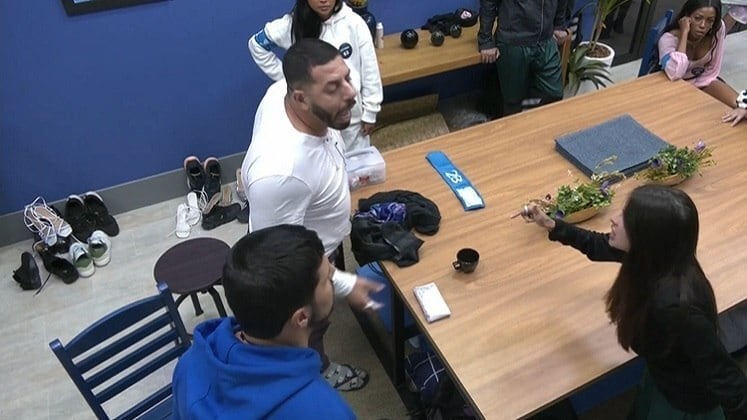 
Outra briga que deu o que falar foi entre Lary Bottino e Cavallo. A Vileira saiu em
defesa de Rafa Sant, que foi chorar embaixo da mesa após um comentário do
mestre de jiu-jítsu, e o embate começou. A gritaria rolou solta, envolveu
outros participantes e terminou com ofensas pesadas