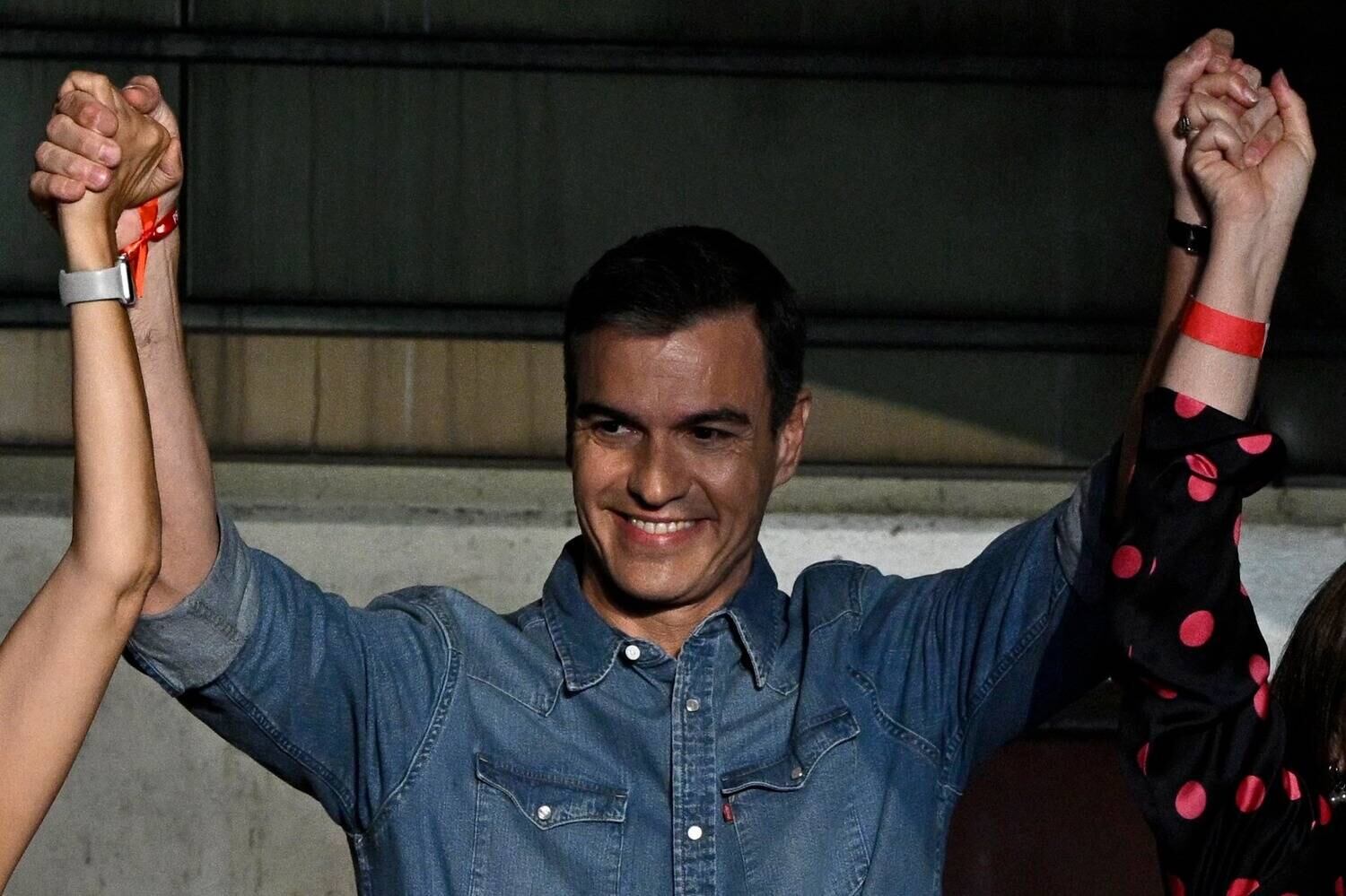 O primeiro-ministro da Espanha e candidato à reeleição pelo Partido Socialista (PSOE) Pedro Sánchez comemora após as eleições gerais da Espanha, neste domingo (23)