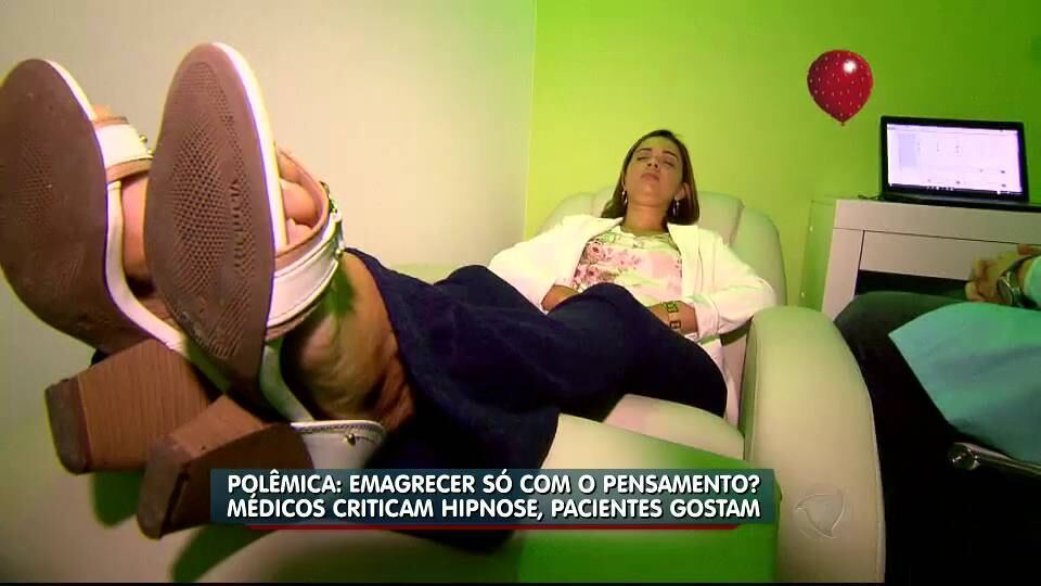 Depois de descobrir que morango é a fruta preferida de Kelly, ele pede que ela imagine o alimento como se fosse um balão imaginário, que deve ser engolido e preencher parte do estômago. Assim, ela vai ingerir menos comida e, consequentemente, perderá peso

> Veja toda a programação da Record no R7 Play
