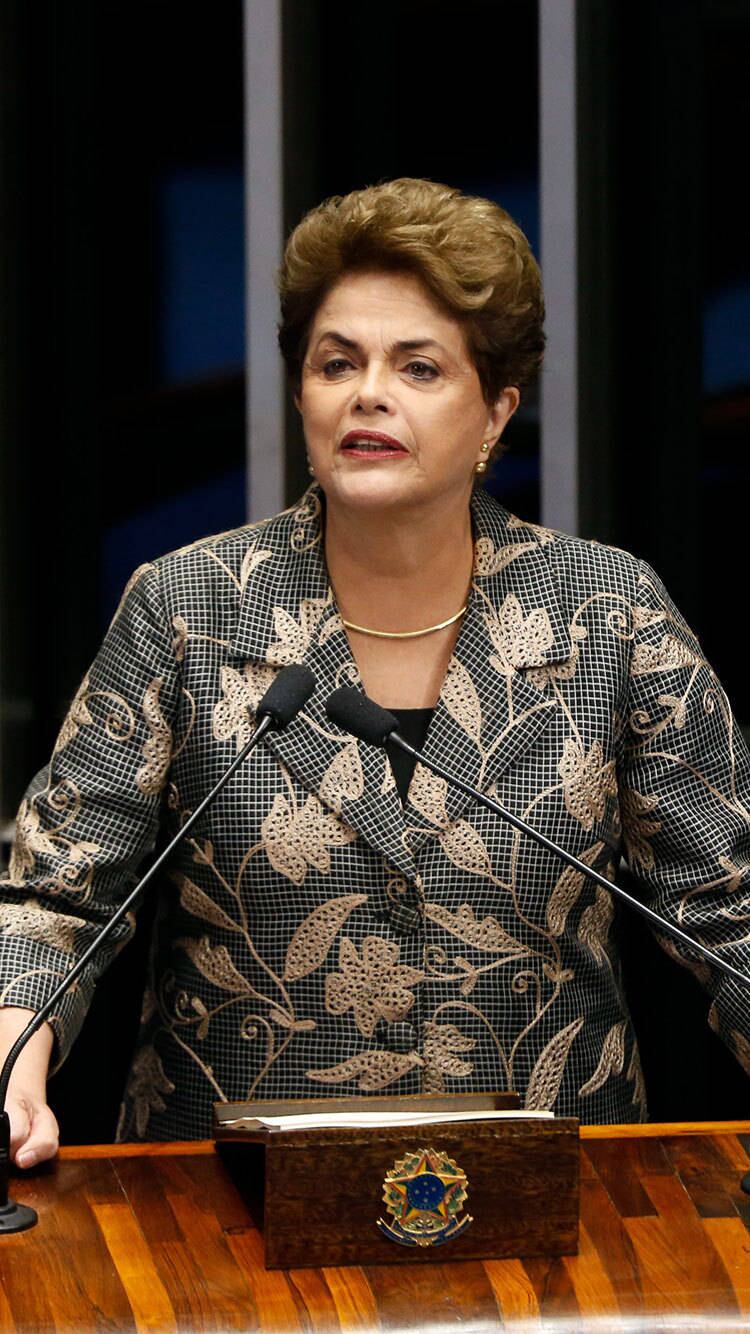 Dilma Rousseff se defende no Senado