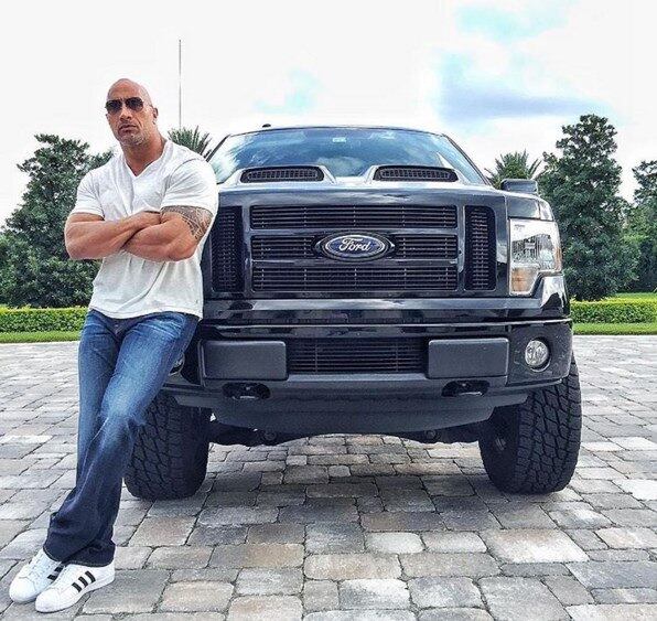 The Rock é uma aficionado por carros. Ele tem parceria com a montadora Ford