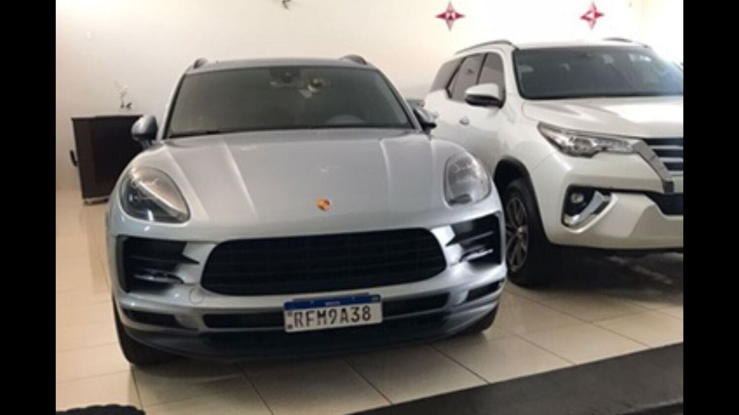 A denúncia do MPSP também aponta que, ao longo dos anos, Anderson Ricardo "evoluiu na criminalidade". Antes de ser preso, ele ostentava alto padrão financeiro, com o uso de telefones celulares atuais, carros do ano e roupas de marca. Ele também morava em um condomínio fechado e frequentava ambientes da alta sociedade rio-clarense.
