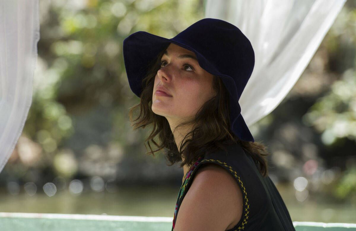 Isis Valverde é vista aos beijos com carioca no Caribe, diz jornal