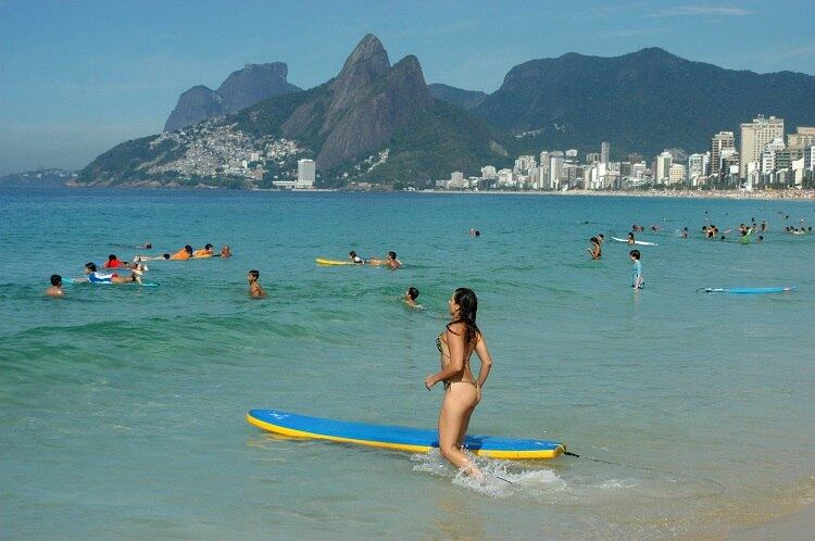 Com 82% dos brasileiros relatando fazer sexo pelo menos uma
vez por semana e seus adolescentes perdendo a virgindade mais cedo do que a
maioria dos outros países do mundo, o Brasil aparece dentre as nações cuja população
é mais feliz na cama. Conquistamos a quarta colocação no ranking com honras!