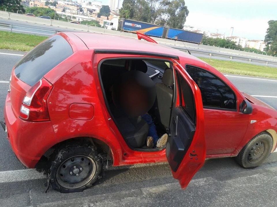 Corpo de PM foi achado no banco traseiro de carro
