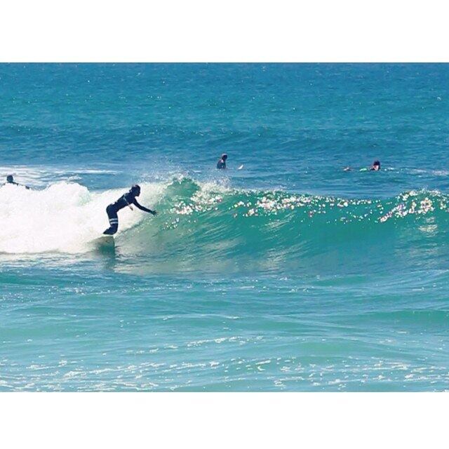 Leticia ainda tem uma foto surfando na Califórnia com uma legenda que agradece Filipinho pelas aulas de surfe dadas