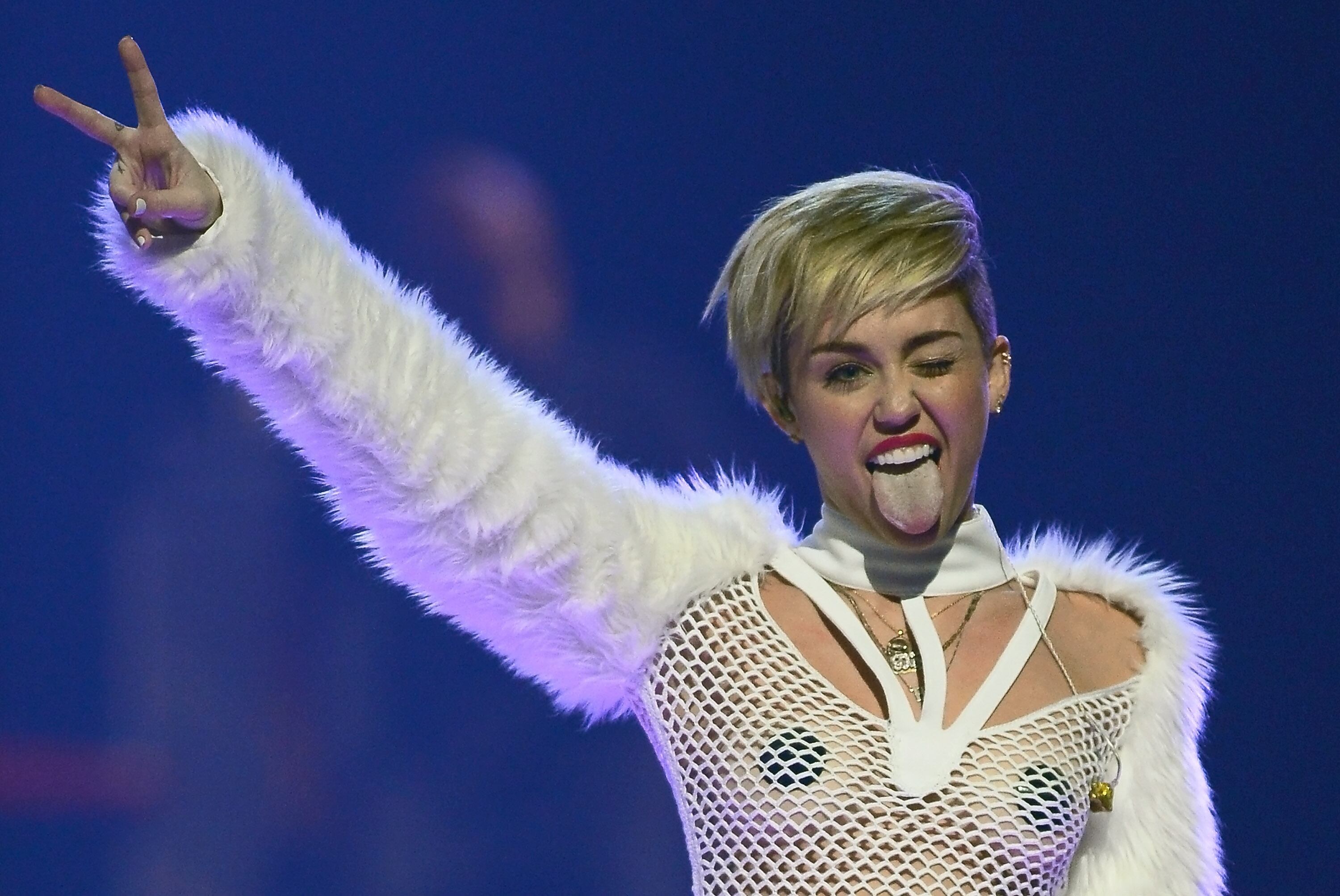 Miley Cyrus deixou de lado o perfil de princesinha do country para se tornar o furacão rebelde. A mudança veio com We Can’t Stop, que pode ser considerado um divisor de águas na carreira da moça. Para nova fase, Miley apostou em declarações polêmicas, roupas ousadas, mudanças radicais no visual e até no estilo musical
