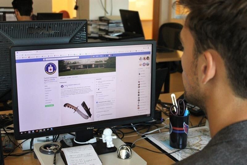 Usuário consulta a página da CIA no Facebook