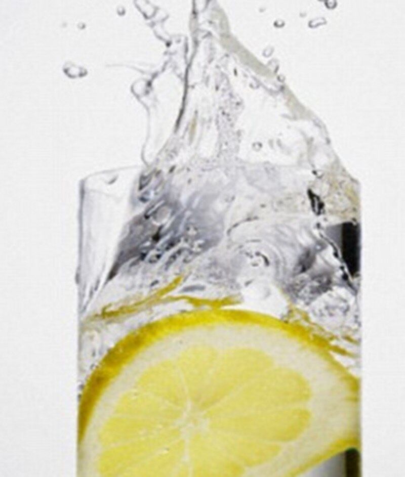 Água

A maneira mais simples de melhorar a quantidade de esperma é
beber bastante água. O sêmen é formado à base de água, e aumentar a ingestão de
líquidos pode ajudar na ejaculação e melhorar a produção de espermatozoides