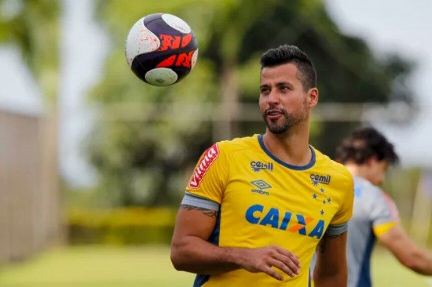 Fábio carrega o peso de ser o veterano na equipe do Cruzeiro: prestes fazer aniversário, o goleiro tem 37 anos, 11 meses e 18 dias de vida. Duas vezes eleito o melhor goleiro