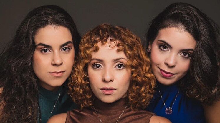 Da descontração ao sucesso

Thaise Giulco, 25, Luana Liaw, 24, e Flávia Gattás, 22, se conheceram na faculdade de música. Em 2020, em uma festa, cantaram juntas e postaram o vídeo nas redes sociais. Apesar de ter sido um momento de descontração, a gravação fez sucesso e assim nasceu o trio Mary's!

Fique ligado! A primeira fase da semifinal do Canta Comigo 5 vai ao ar neste domingo (11), às 18h, na tela da Record TV. Você também pode acompanhar todas as novidades no site oficial do reality musical!
