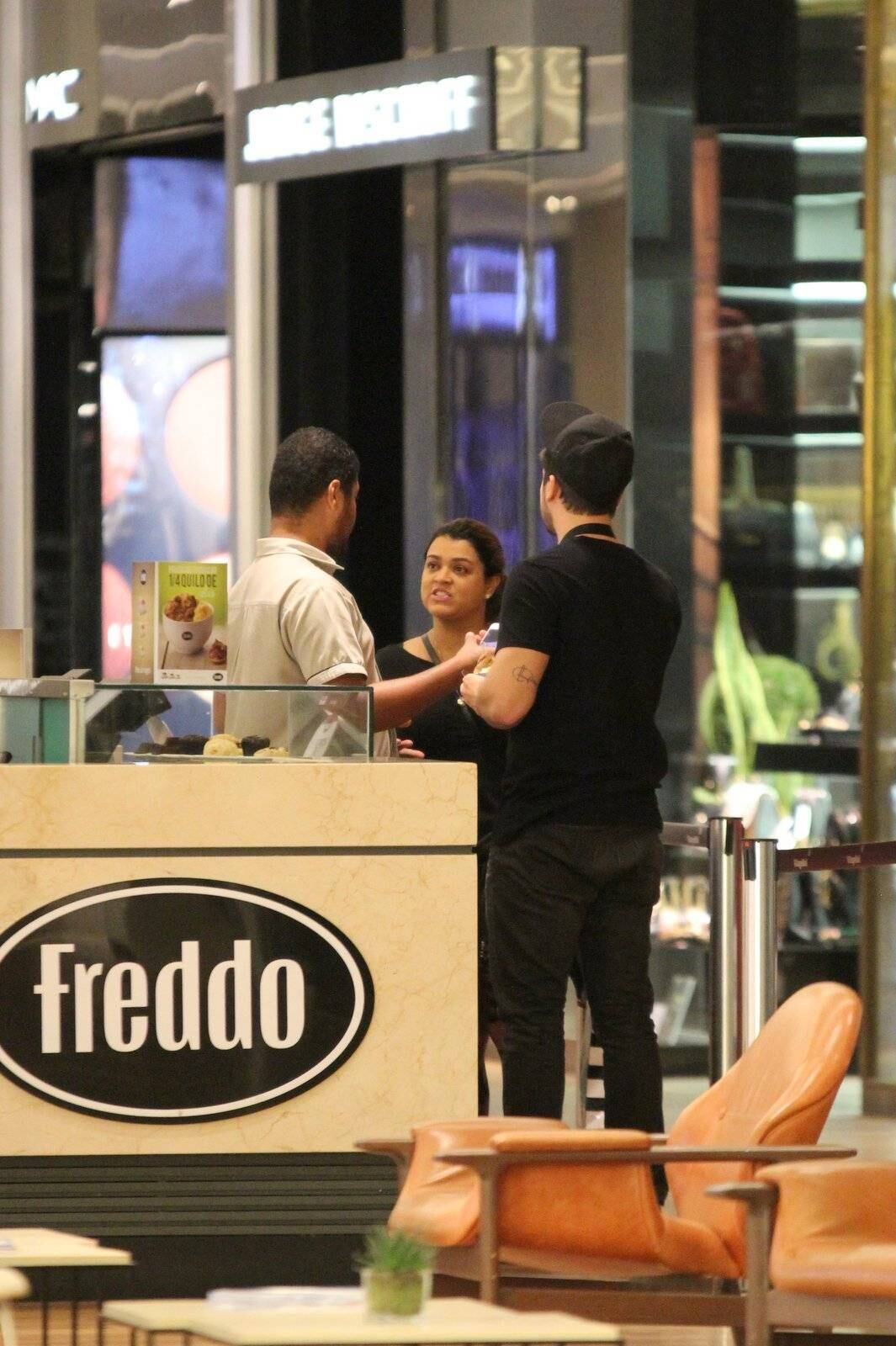 Preta Gil e Rodrigo Godoi passeando pelo shopping Village Mall, Rio de Janeiro