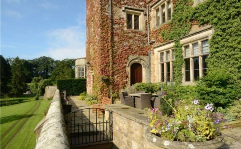 O empreendimento inglês é composto por três suítes, closet, biblioteca
e garagem dupla. Interessado pode adquirir o palácio pagando o valor de R$
4.2 milhões (1,1 milhão de libra)