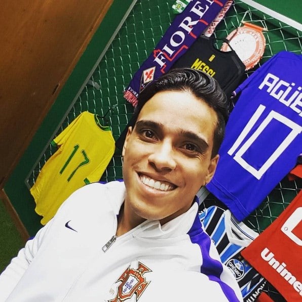 A rotina é menos intensa do que os treinos em dois períodos que deixavam o jogador com pouca energia até mesmo para jogar videogame. Wendell tem condições de dedicar muitas horas para ficar ainda mais afiado no Fifa. Ele já é uma referência no futebol virtual, participando de campeonatos. Wendell quer conquistar nos gramados virtuais o sucesso que não conseguiu no futebol real