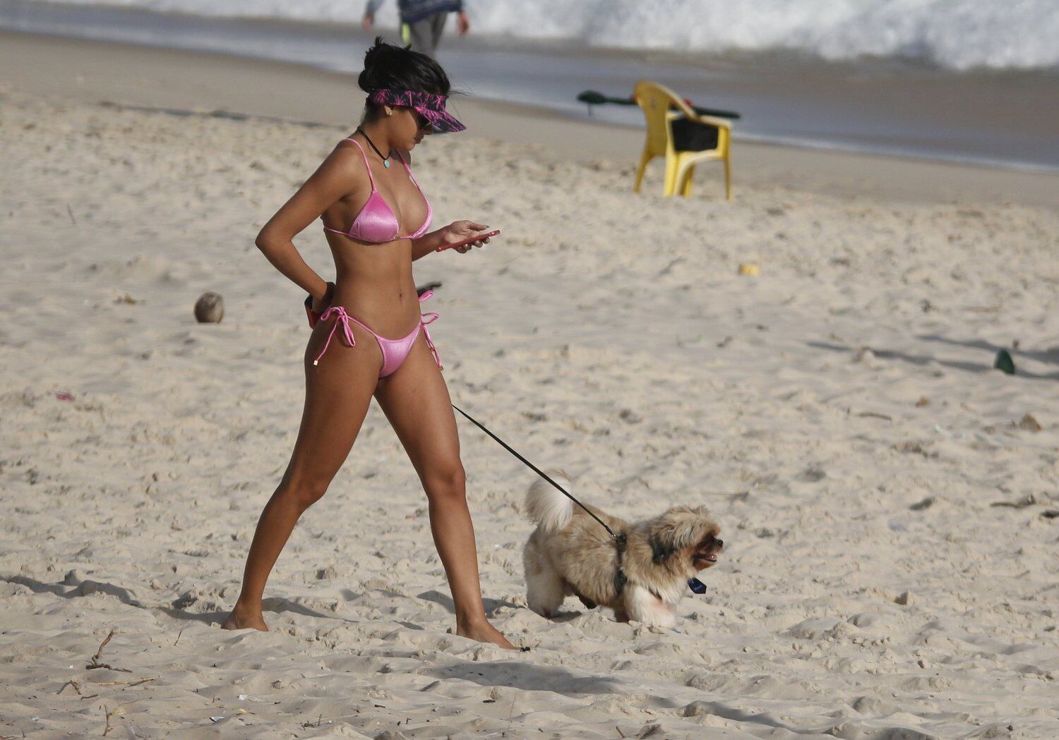 Munik mostra suas novas próteses de silicone em dia de praia no Rio
