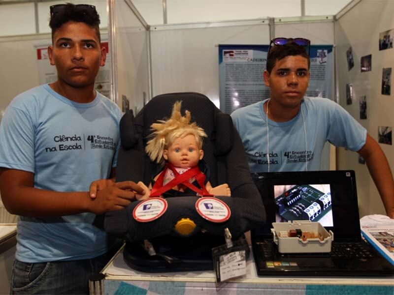 Arthur Dias e Fagner dos Santos passaram nove meses se dedicando à produção do equipamento