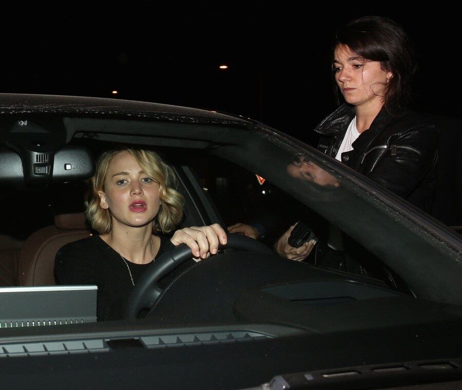 Com o carro cercado por fotógrafos, a atriz de Hollywood precisou de muita atenção na hora de estacionar