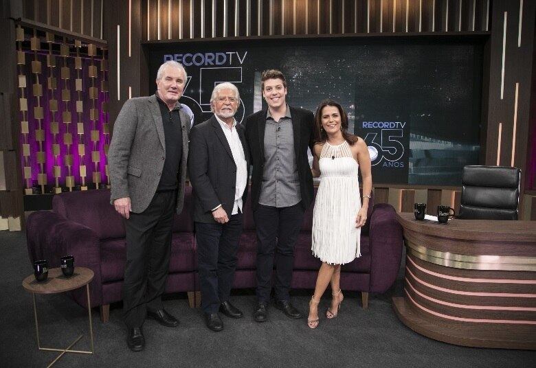 Somando os anos de dedicação ao jornalismo da Record TV de Adriana Araújo, Celso Freitas e Domingos Meirelles são exatos 30 anos de informação em primeira mão e de extrema qualidade no horário nobre da emissora. Cheios de histórias para contar, os apresentadores sentam no sofá do Programa do Porchat desta terça-feira (25) e fazem Fábio Porchat, a plateia e o público de casa viajar pelos bastidores das principais notícias que abalaram o Brasil e o mundo nos últimos anos