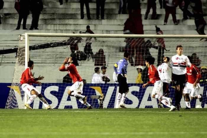 A falha mais dolorosa da carreira de Rogério Ceni ocorreu na final da Copa Libertadores de 2006, quando o goleiro soltou um cruzamento fraco contra o Internacional e permitiu gol de Fernandão. O gol valeu o inédito título ao Colorado e impediu o tetra tricolor