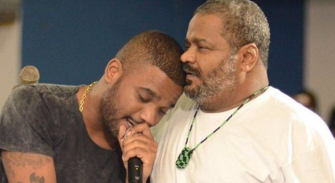 Arlindinho canta ao lado do pai, um ícone do samba