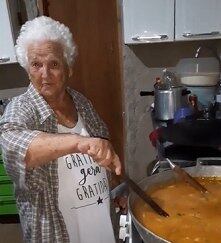 Em um outro vídeo, a idosa aparece preparando uma canjiquinha com costelinha, prato típico da culinária mineira
