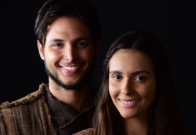 Apesar de ter
conhecido uma vida muito diferente da de Noé, vai escolher fugir com ele quando seu noivo for escorraçado da cidade pelo seu pai
