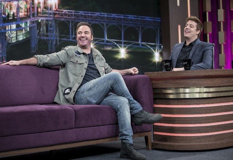 O talk show ainda recebe a presença do humorista Diogo Portugal