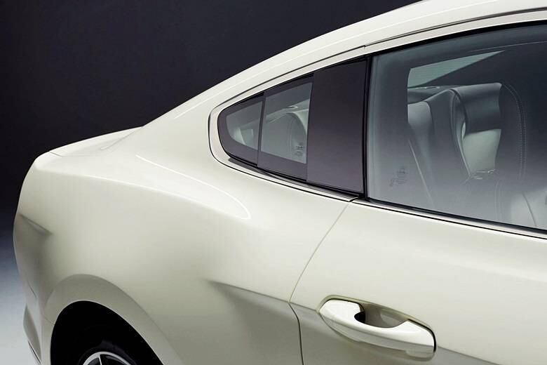 Um deles é a queda acentuada do teto, indo de encontro à traseira. A silhueta lembra muito o primeiro Mustang