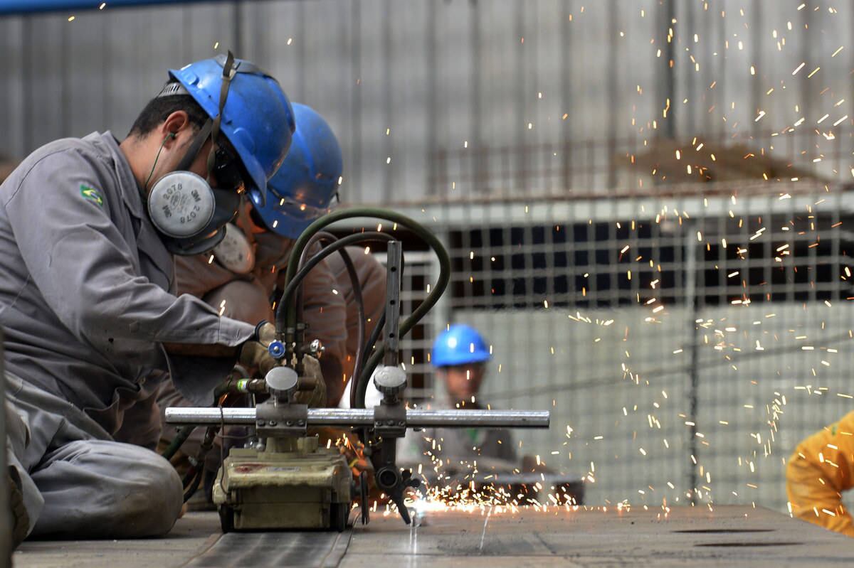 Produção industrial tem reagido positivamente à alta do dólar