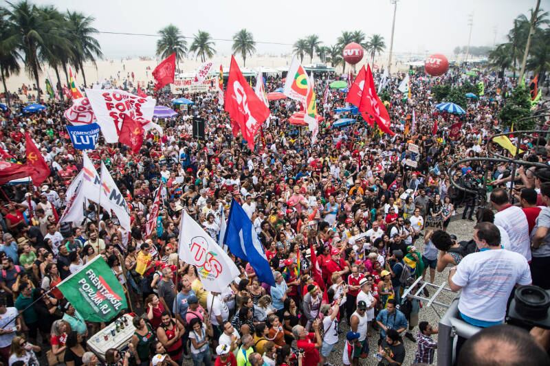 Público se concentra perto do Posto 3, em Copacabana