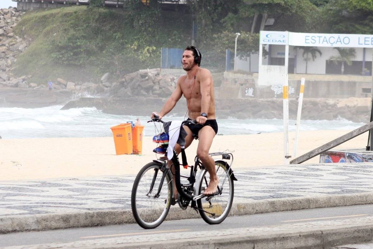 Flávio Canto se exercita na orla da praia da zona Sul do Rio, Rio de Janeiro