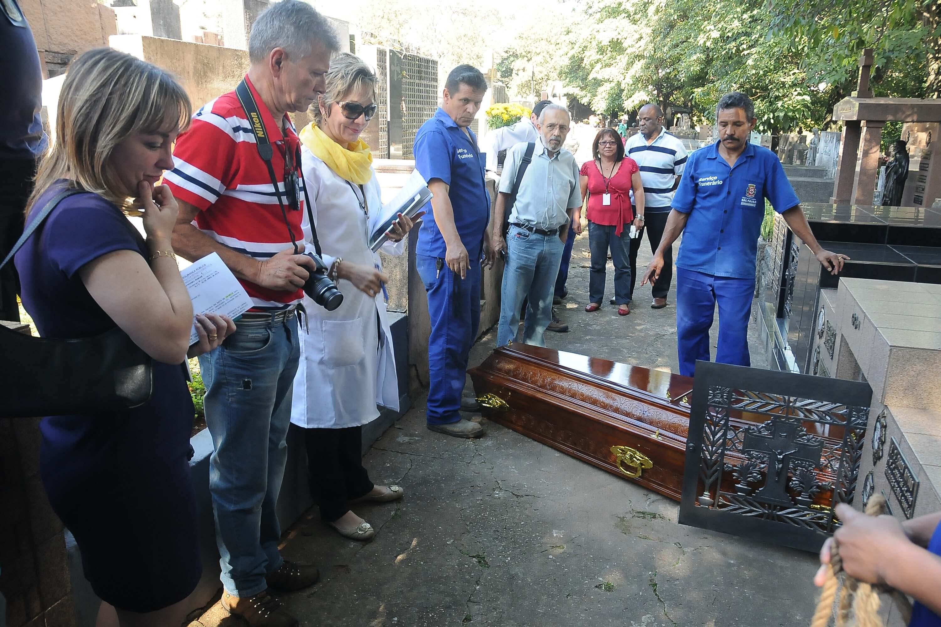 Perícia acompanha o enterro, que aconteceu por volta das 10h