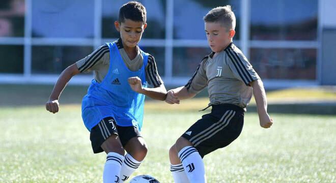 Cristiano Junior treina com a equipe sub-9 da Juventus