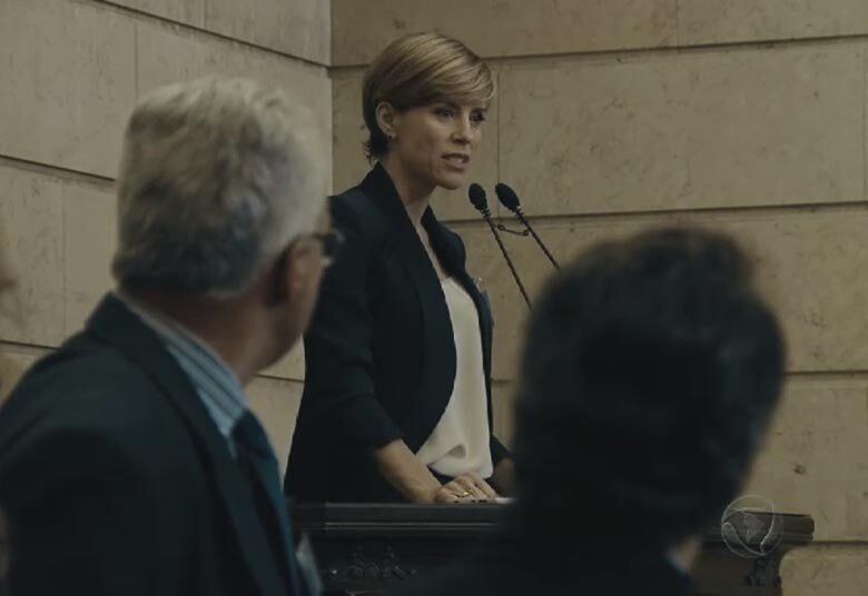 No plenário, durante discurso de Júlia, a deputada pergunta quem teria interesse na morte de Aldomar. Papudo nega qualquer envolvimento com o assassinato
+ Rico diz que está revoltado com a política brasileira. Assista!
+ 50 kg mais magro, André Mattos entrega segredo do emagrecimento
+ História de amor interrompida! Entenda a relação entre o governados Guido e Dora