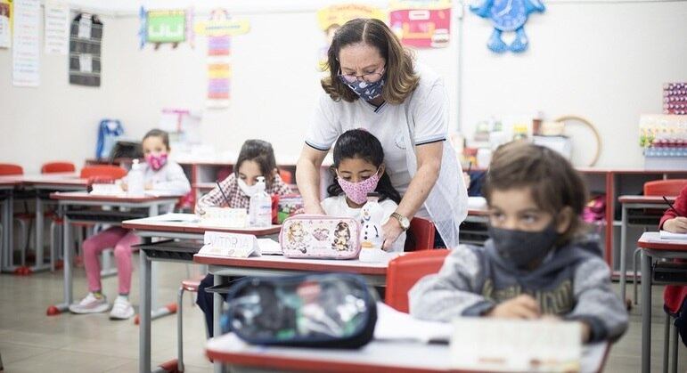 Meninas melhoram desempenho em matemática e se igualam a meninos, aponta Unesco