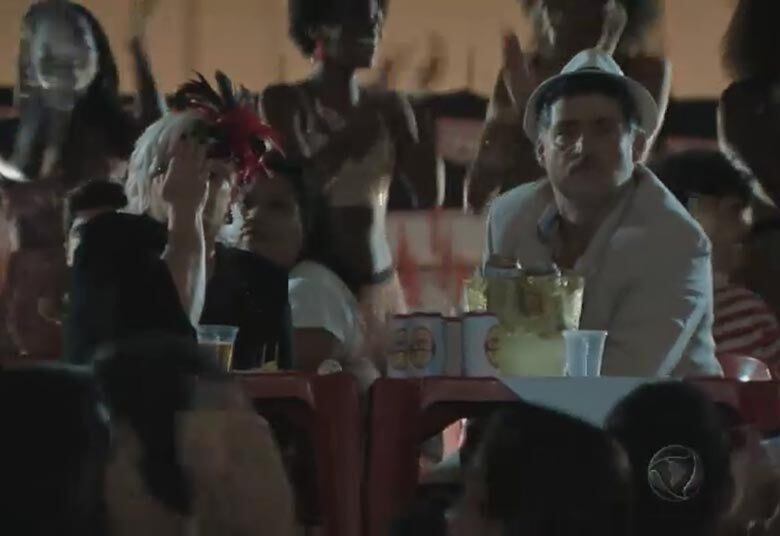 Lá vai ela, lá vai ela, tentando sobreviver com
muita alegria
+ Ouça o samba enredo composto especialmente para a minissérie
+ 50 kg mais magro, André Mattos entrega segredo do emagrecimento
+ História de amor interrompida! Entenda a relação entre o governados Guido e Dora