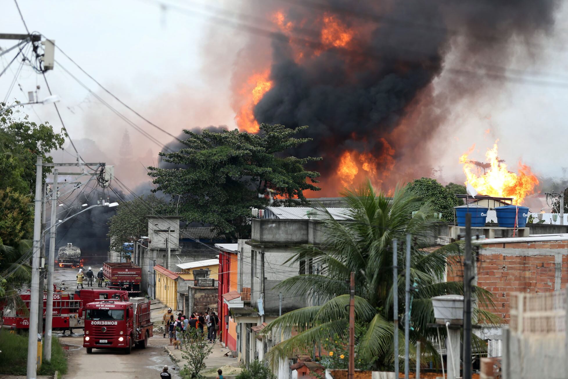 Explosões aumentavam a intensidade do fogo e outras áreas com material inflamável eram atingidas