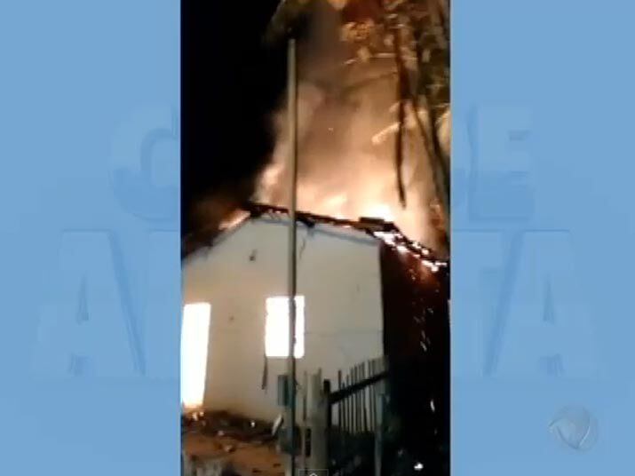 Revoltada, a população ateou fogo na residência do homem. Ele deve responder por estupro de vulnerável, ocultação de cadáver e homicídio qualificado. Assista ao vídeo
+ Quer ver tudo o que rolou no Cidade Alerta? Veja a íntegra no R7 Play