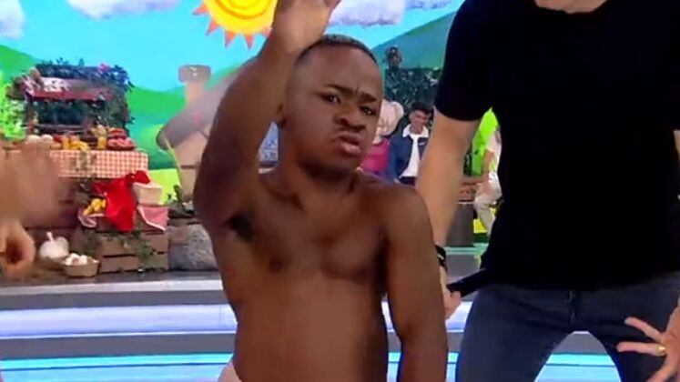 Mais uma vez desafiado, ele quebrou tudo para competir com Rafael. Depois de ser alfinetado, criticou o pretendente. ''A perna está igual a um picolé''.