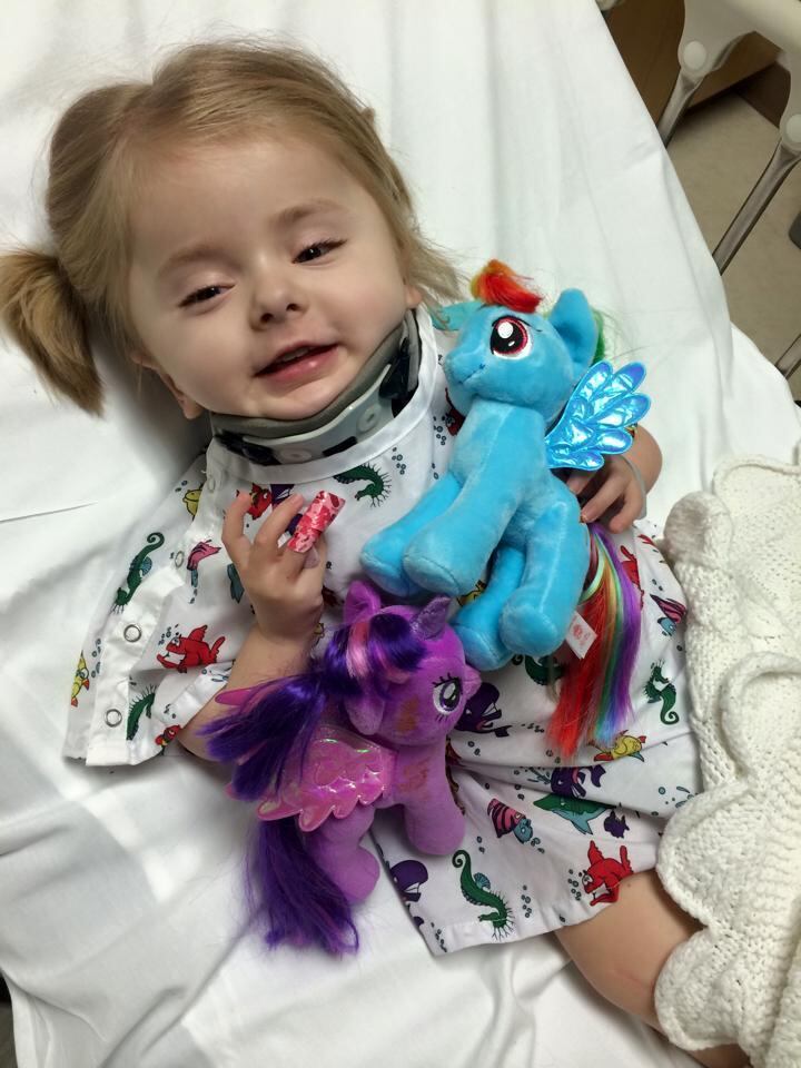 Uma menina de seis anos sofre de uma condição rara que faz com que seus ossos se quebrem sem motivo. A fragilidade óssea acontece por causa da osteogênese imperfeita, doença genética. O simples ato de espirrar pode resultar em uma costela quebrada!