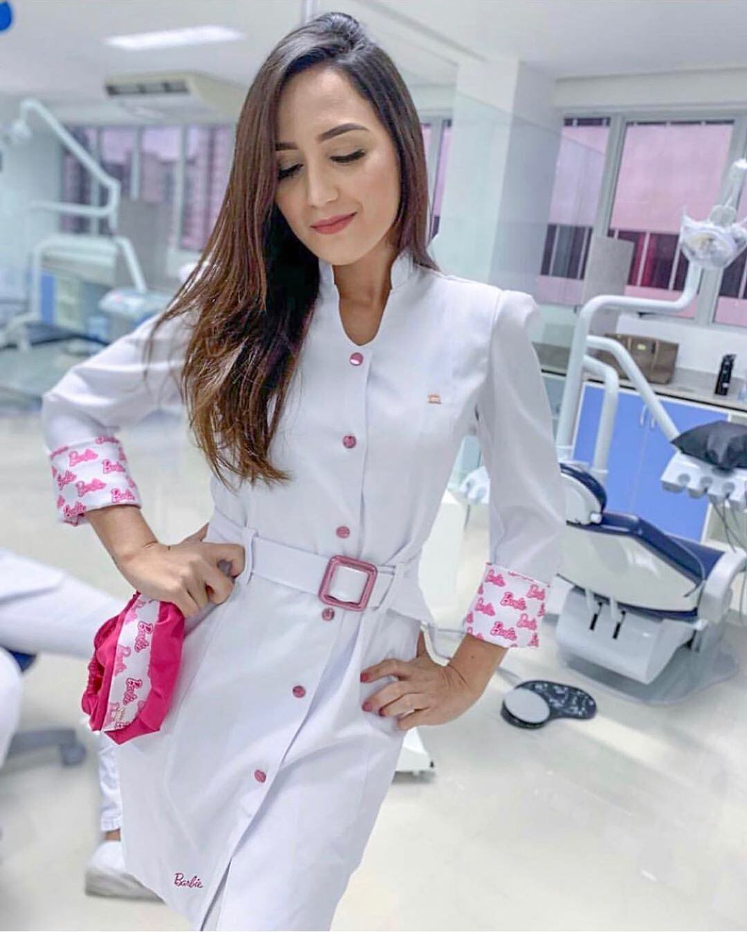 A Ana Cecília é formada em Odontologia e sempre foi apaixonada por moda. Ela estava cansada dos jalecos sem graça que encontrava nas lojas

Na foto, a dentista Fernanda Lima