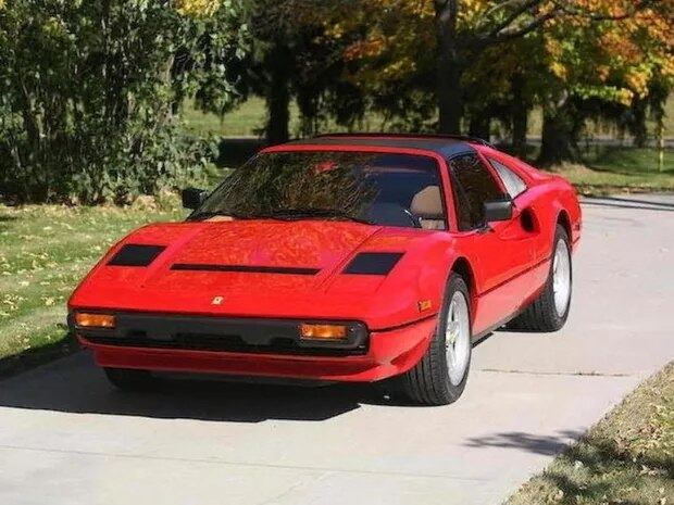 Uma das séries de mais sucesso nos Estados Unidos durante os anos 80 foi a Magnum P.I, protagonizada pelo ator Tom Selleck. O investigador Magnum, que resolvia seus casos no Havaí a bordo de suas Ferraris, teve três modelos diferentes em oito anos de série. E uma delas irá a leilão nesta quinta-feira (19), a Ferrari 308 GTS Quattrovalve, de 1984, usada das temporadas de 84 e 85 da série. Veja os detalhes 
