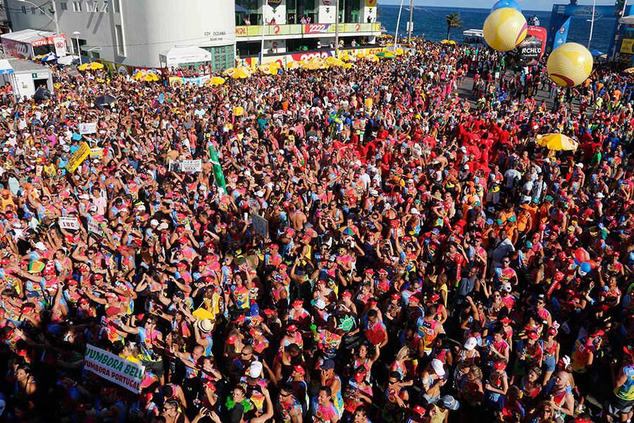 Bell Marques comandou os foliões do bloco
Camaleão e encerrou a maratona de shows no carnaval de Salvador