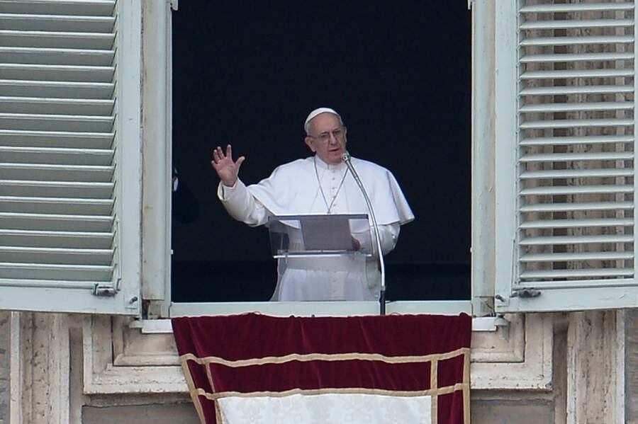 Papa Francisco aparece na janela do apartamento da praça de São Pedro para rezar sua primeira missa Angelus