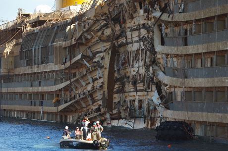 O cruzeiro Costa Concordia naufragou em 13 de janeiro de 2012 frente à costa da ilha italiana de Il Giglio