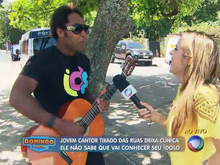 "Eu vivi uma vida dupla, eu não
queria que o meu pai e a minha mãe soubessem do que eu estava passando. Então
eu tentava fingir que estava tudo bem e aí você fica pirado. Minha vida era na
madrugada e durante o dia eu fingia ser uma pessoa diferente" 


+ ASSISTA: Sonho realizado! Músico tirado das ruas canta ao lado do ídolo no Domingo Show

+ Aproveite e confira as matérias do programa Domingo Show

+ Já curtiu a página do Domingo Show no Facebook? É só clicar!

+ Siga o Domingo Show no Twitter e receba todas as notícias do programa
