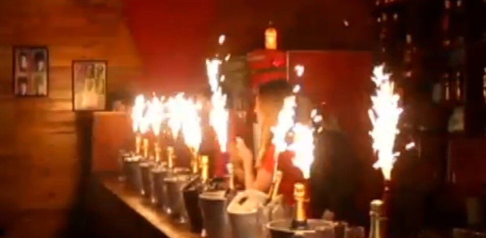 Organizador da festa disse que é comum outras casas noturnas usarem fogos de artifício, da mesma forma que a boate Kiss usava